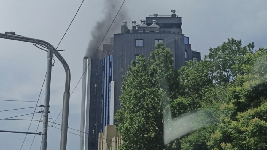FOTO, VIDEO Un bloc de lux din Capitală, în flăcări. Ce s-a întâmplat