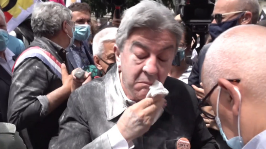 (FOTO) Încă un politician din Franța „atacat cu făină”! S-a întâmplat în timpul unui marș al stângii