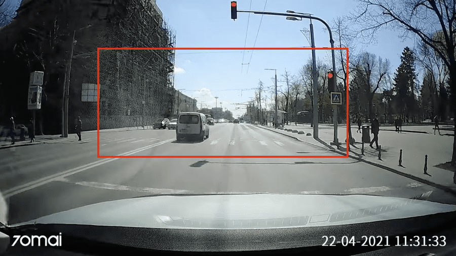 (VIDEO) Grăbit și iresponsabil! Un șofer trece la culoarea roșie a semaforului în timp ce pe carosabil sunt pietoni