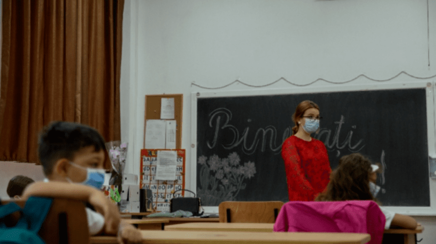 Le-a venit și rândul lor. Circa 10 mii de profesori din Chișinău vor fi imunizați
