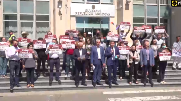 (VIDEO) „Avem nevoie de Calea Ferată, nu de Calea furată!” Platforma „DA” protestează la Guvern