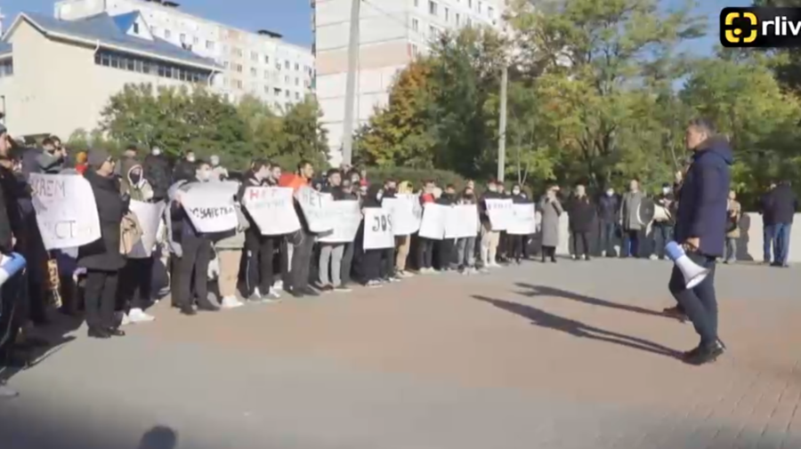 VIDEO Socialiștii, alături de zeci de oameni „au luat” cu asalt Judecătoria Ciocana. Cer eliberarea lui Stoianoglo