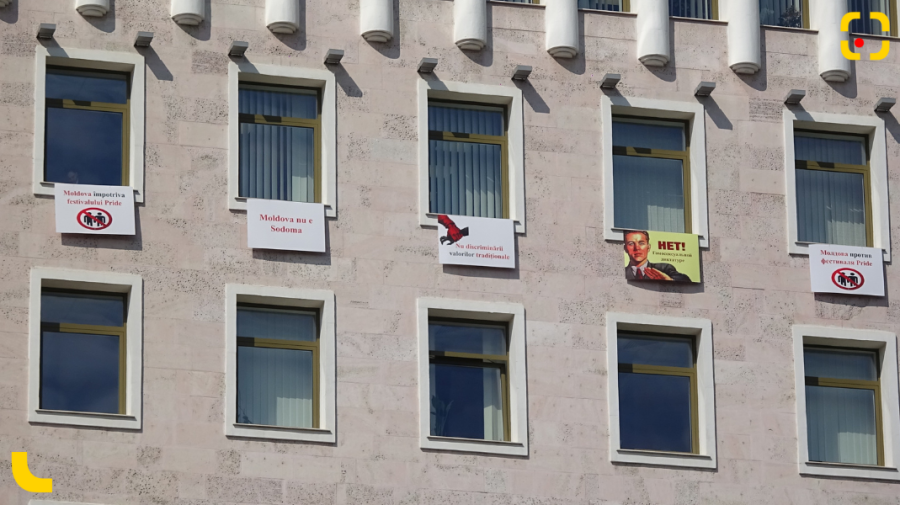 FOTO, VIDEO „Moldova nu e Sodoma”! Afișe împotriva marșului LGBT – atârnate pe clădirea Parlamentului