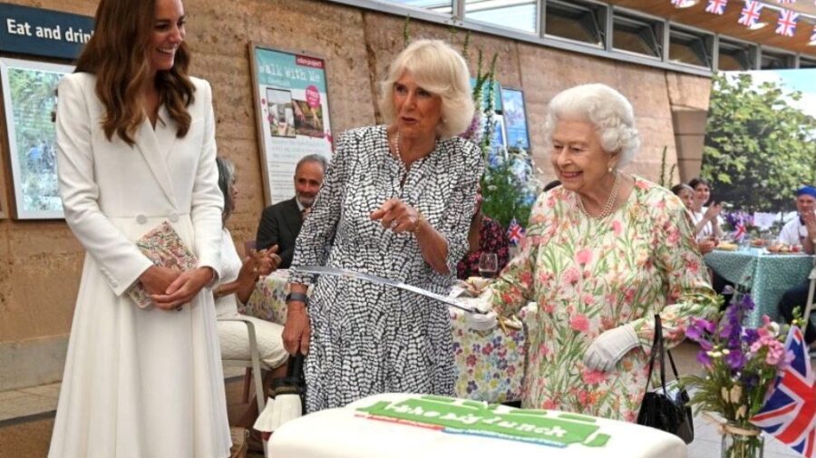 VIDEO Regina Elisabeta a II-a a insistat să taie un tort cu o sabie. Toți râd în hohote!