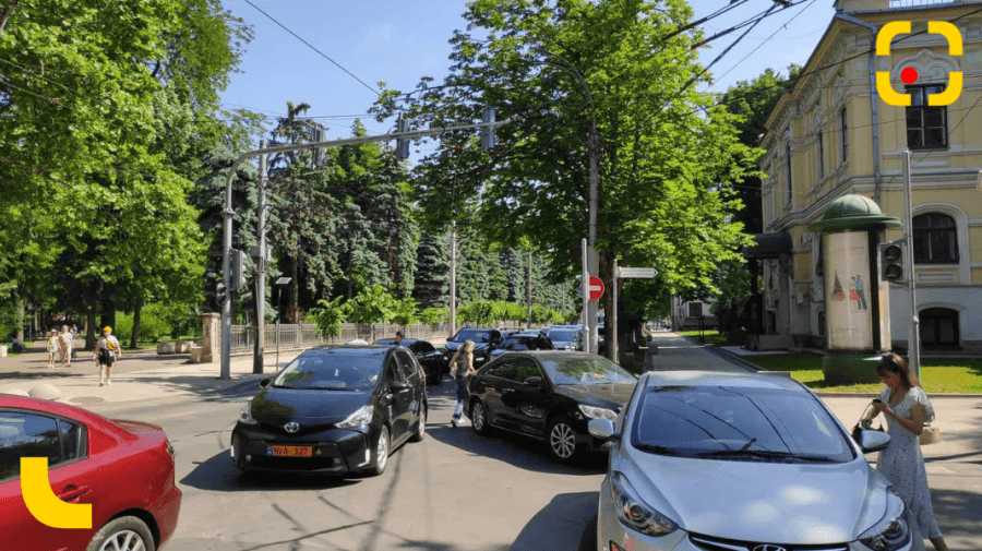FOTO Răbdare și iar răbdare! Sistarea traficului rutier de pe strada 31 August din Capitală dă bătăi de cap șoferilor