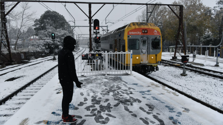 VIDEO În Australia a nins! Țara se confruntă cu cea mai rece vreme din ultimele decenii