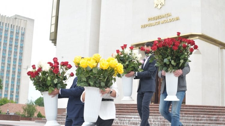(GALERIE FOTO) Ce a făcut Maia Sandu, ajutată de ofițerii SPPS cu florile primite în dar de ziua ei