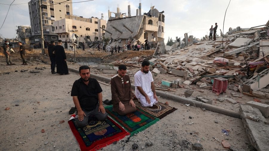(FOTO) În pofida neîncetatului bombardament aerian, palestienii din enclava asediată marchează o sărbătoare religioasă
