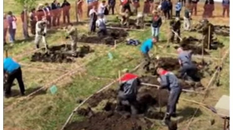 (VIDEO) Doar ruși pot asta. Au organizat un campionat național la „săpatul mormintelor în cimitir”