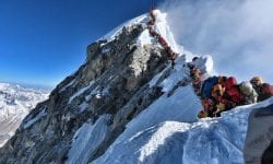 Numărul de permise eliberate pentru escaladarea Everestului, limitate de justiția din Nepal