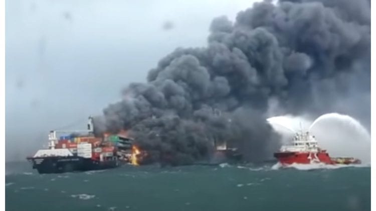 (VIDEO) Catastrofă ecologică în urma unei explozii pe o navă container. Substanțe chimice ar putea să se verse în ocean
