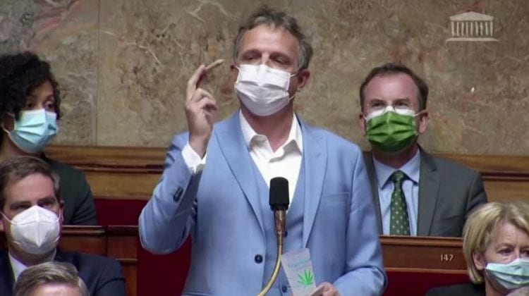 (VIDEO) Scandal în Franța! A venit cu jointul în Parlament