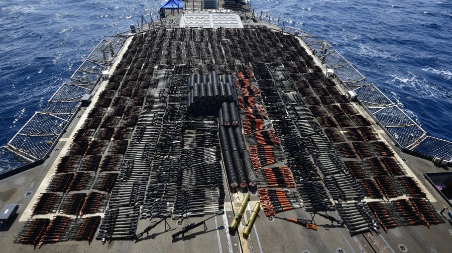 Captură incredibilă a unui transport ilegal! Armele sechestrate au acoperit în întregime puntea unei nave de război