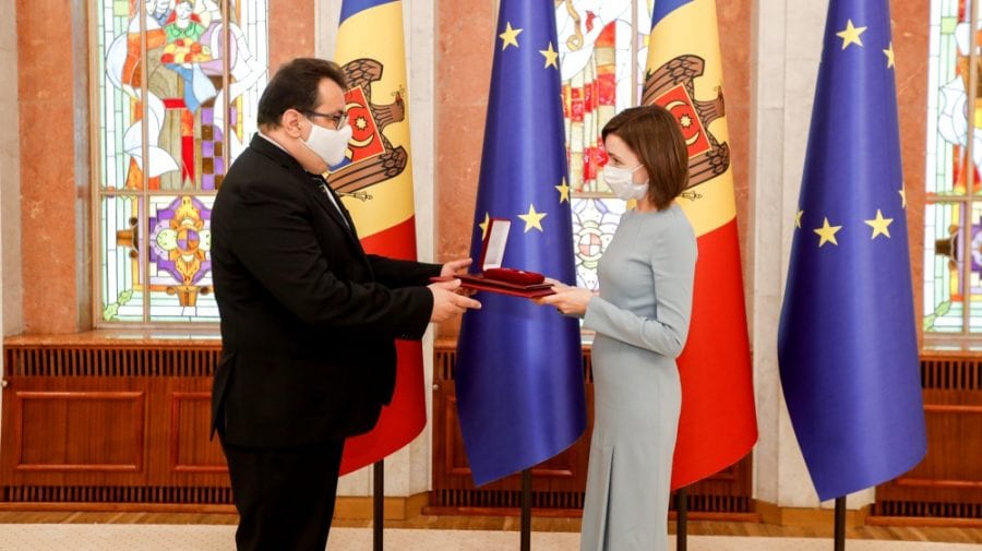Șefa statului i-a conferit „Ordinul de Onoare” ambasadorului UE în Republica Moldova