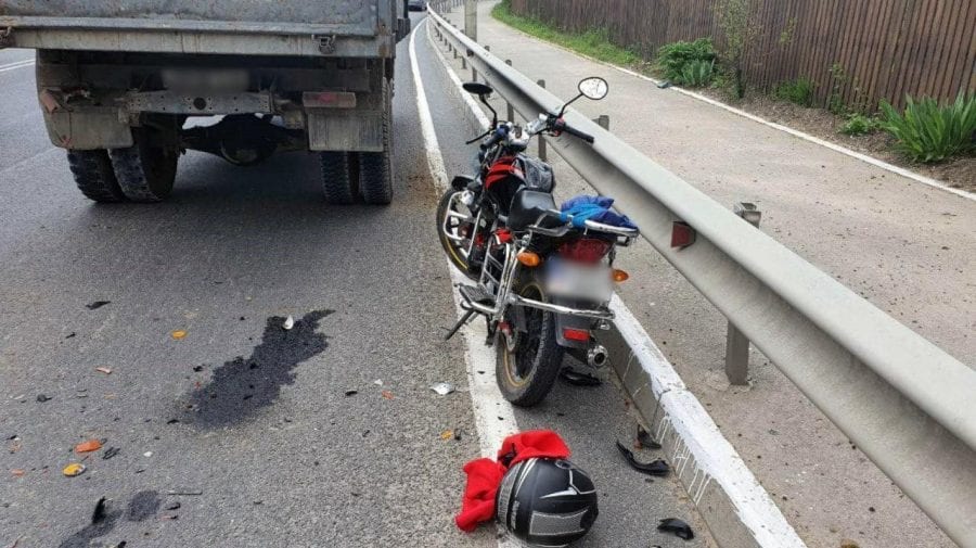 Accident stupid la Orhei. Un motociclist a intrat în plin într-un camion care staționa