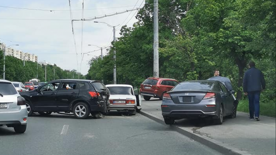 (FOTO) Accident pe strada Alecu Russo din Capitală. O șoferiță de 19 ani a ajuns la spital