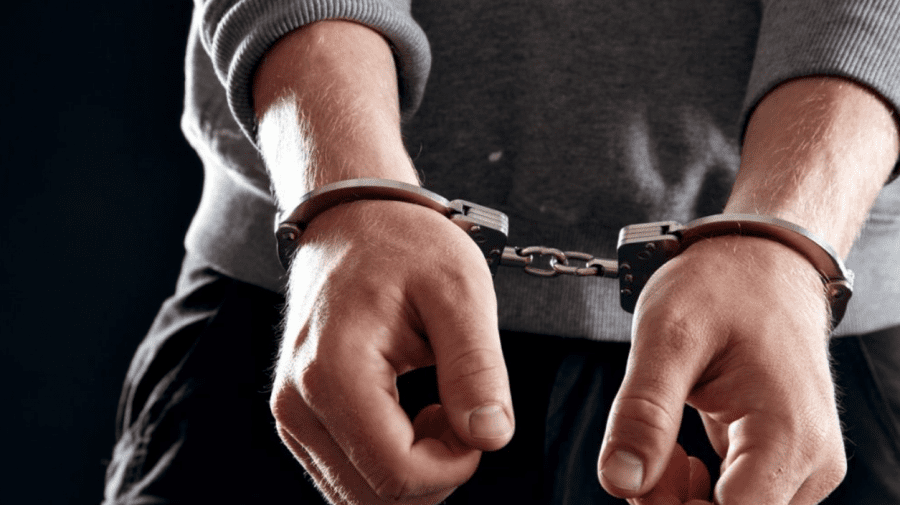 Arest preventiv pentru bărbatul care și-a șantajat partenera cu imagini intime, în schimbul a 15 mii de euro