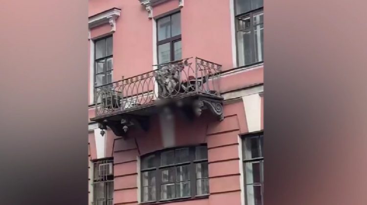 (VIDEO) Momentul în care un cuplu a căzut de la balcon, după ce balustrada a cedat mișcărilor acestora