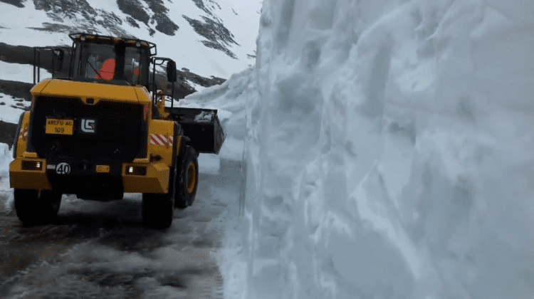 (VIDEO) La sfârșit de mai, stratul de zăpadă pe un traseu din România depășește șase metri