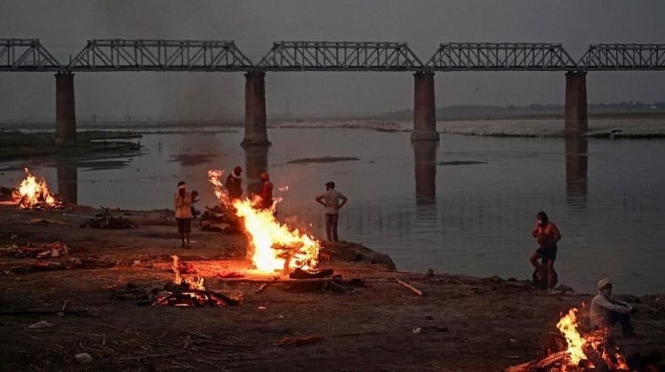 Descoperire macabră în India. Peste 40 de cadavre depistate pe malul unui râu