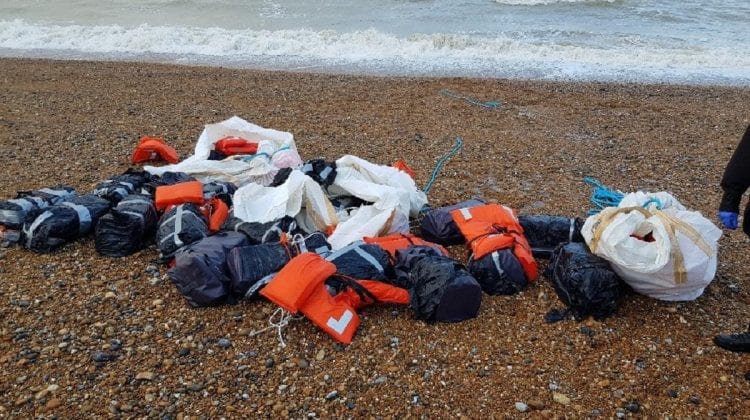 (FOTO) Cine-i „păgubașul”? Pe o plajă din Marea Britanie a fost găsită o tonă de cocaină