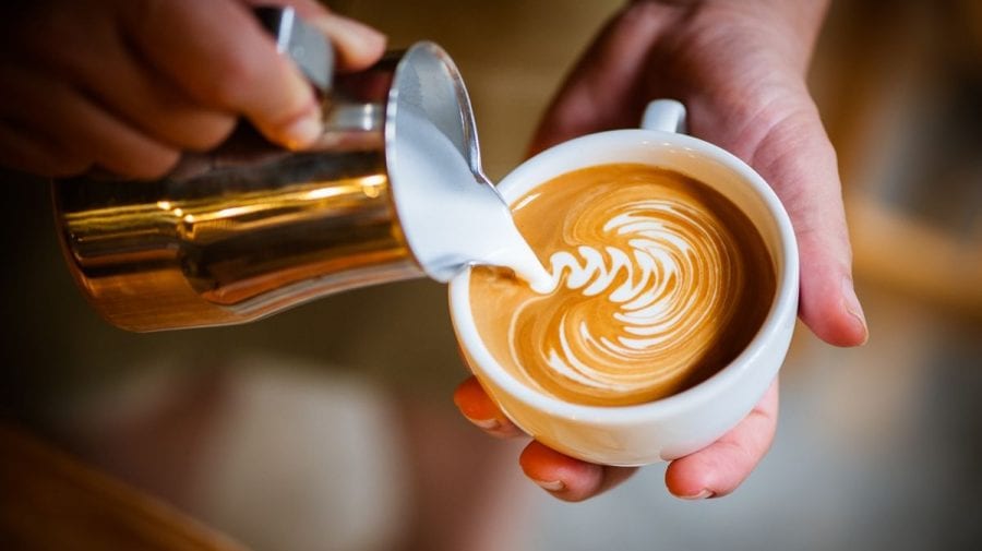 Consumi prea multă cafea? Nutriționiștii au găsit o alternativă pentru cofemani