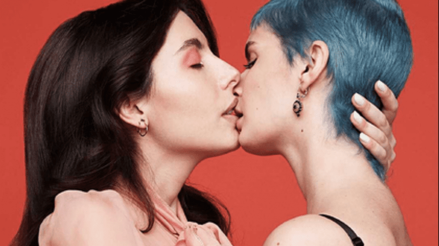 Rusia anilor 2021: Dolce & Gabbana acuzați că promovează homosexualitatea într-un video în care două fete se sărută