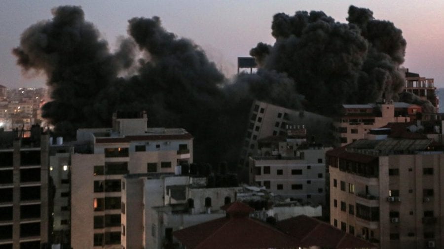(VIDEO, FOTO) Momentul în care un bloc de 13 etaje este bombardat și se prăbușește