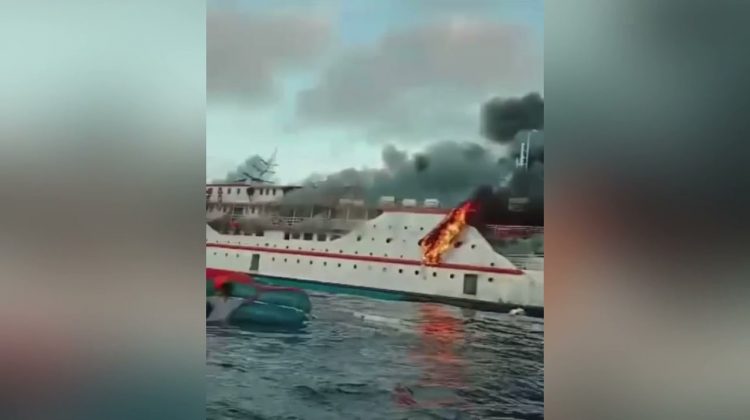 (VIDEO) Navă cuprinsă de flăcări în Indonezia. 200 de pasageri şi membrii echipajului s-au salvat sărind în apă