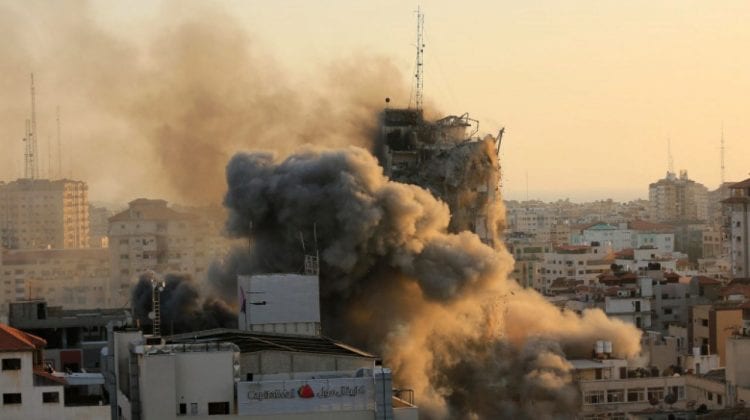 (VIDEO) Imagini apocaliptice în Israel: Străzi în foc, automobile distruse și blocuri puse la pământ