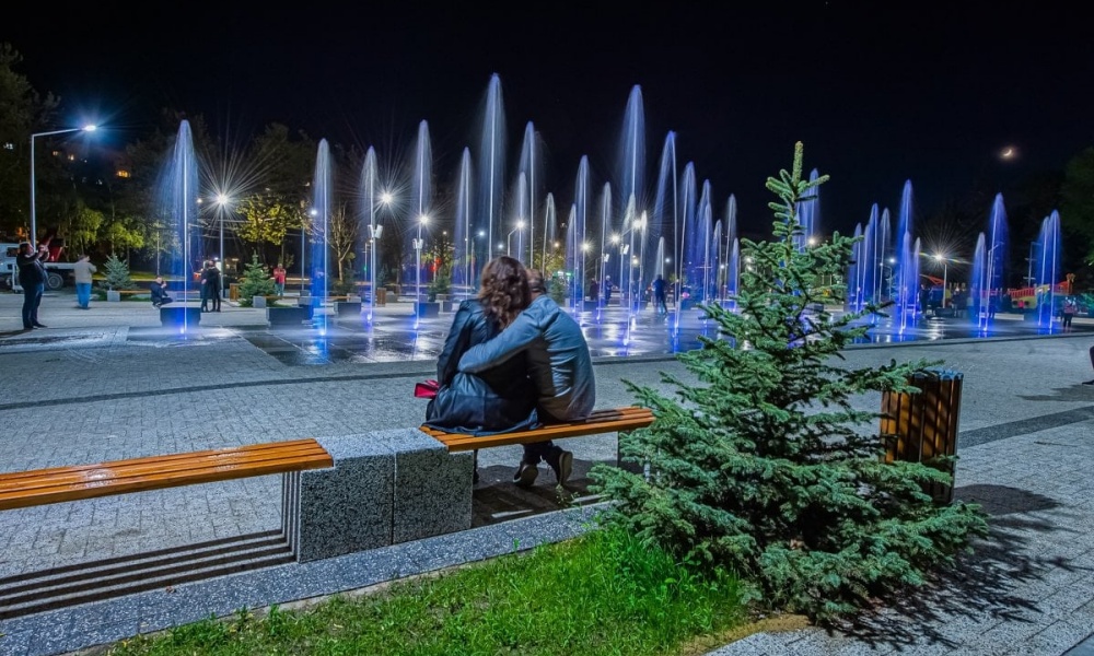 Рубль в кишиневе сегодня. Парк Алунелул Кишинев. Кишинев фонтан. Музыкальный фонтан в Кишинёве. Новый Кишинёв фонтан.