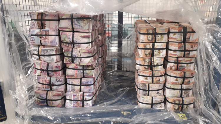 (FOTO) 5 milioane de lire sterline confiscate! Polițiștii au văzut un bărbat clătinându-se sub greutatea genților