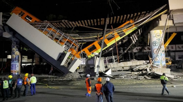 (VIDEO) 20 morţi şi 49 de persoane spitalizate după prăbuşirea unui pod pe o linie de metrou din Mexic