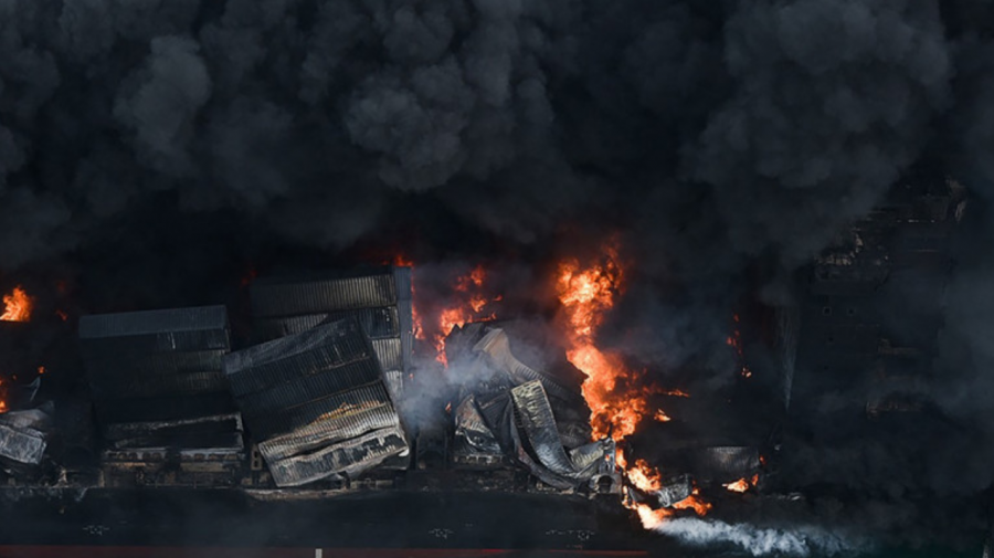 (GALERIE FOTO) O navă care arde de opt zile a acoperit cu petrol și peleți de plastic plajele din Sri Lanka