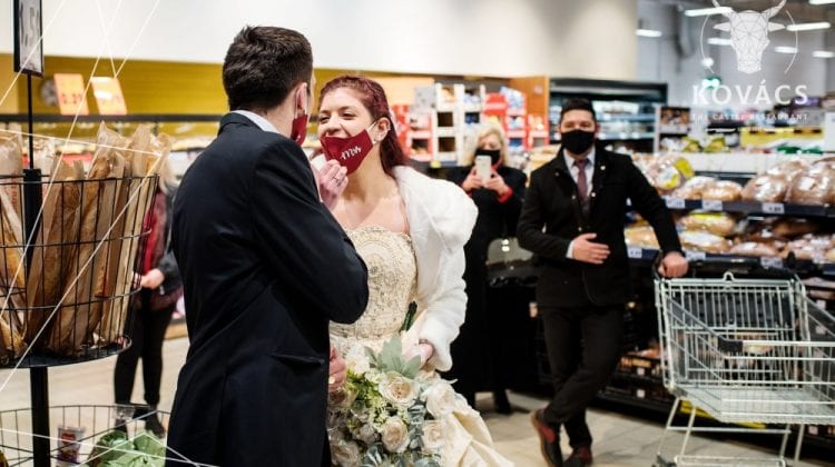 (VIDEO) „Căsătoreşte-te într-un supermarket”. Protest inedit al lucrătorilor din HoReCa în România