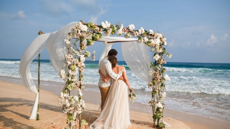 Grecia a deschis sezonul nunților în pandemie. Cât trebuie să scoată din buzunar mirii pentru o ceremonie pe plajă
