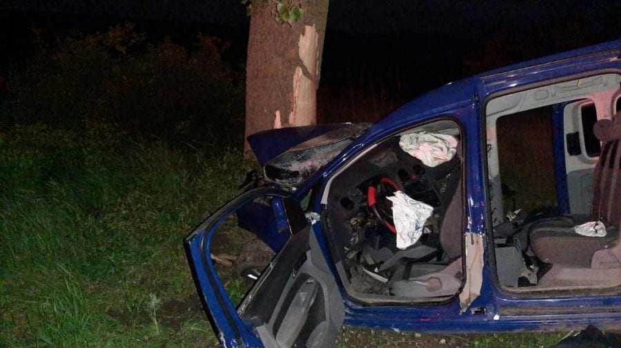 (FOTO) Doi bărbați au decedat într-o mașină făcută zob, după ce șoferul nu avea permis și era beat
