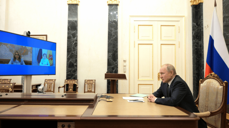 Chiar dacă s-a vaccinat cu un ser rusesc, Putin nu vrea să renunțe la autoizolare și la carantinarea vizitatorilor săi