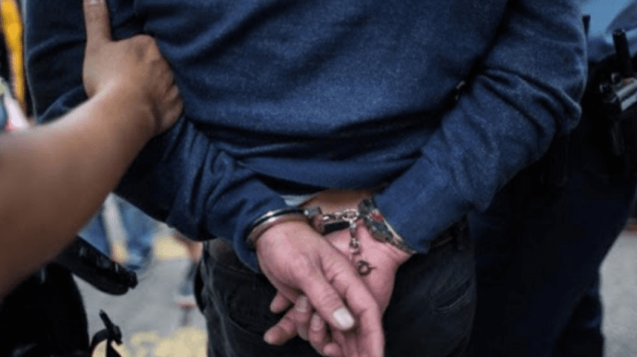 Nu vor scăpa ușor! Doi polițiști din Chișinău – denunțați la CNA. Unul a fost reținut pentru 72 de ore