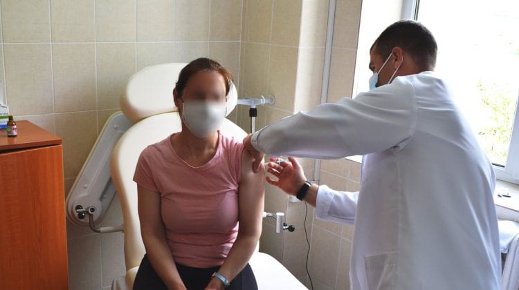 Vaccinul anti-COVID a ajuns și la Rusca! Câte deținute și l-au administrat