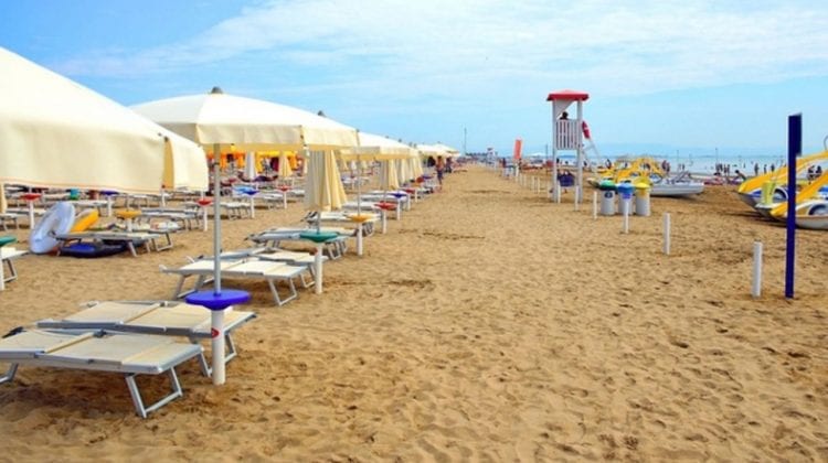România deschide plajele pentru turiși, nu pentru toți, doar pentru cei vaccinați