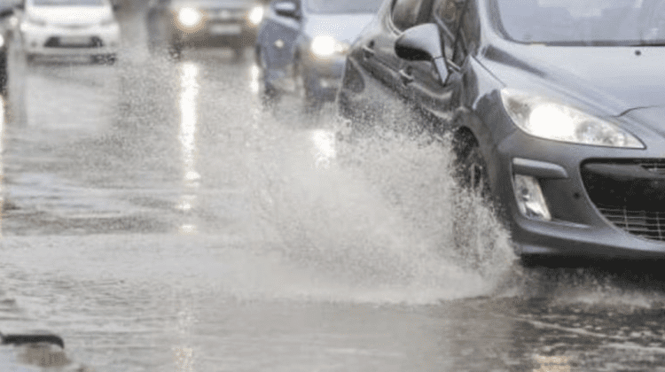 Șoferi, fiți prudenți! În Capitală se circulă în condiții de ploaie