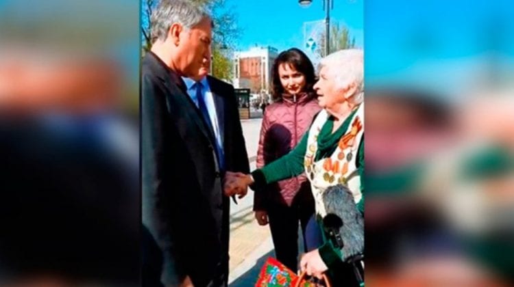 VIDEO viral în Rusia! Președintele Dumei, prins pe stradă și mustrat de o pensionară