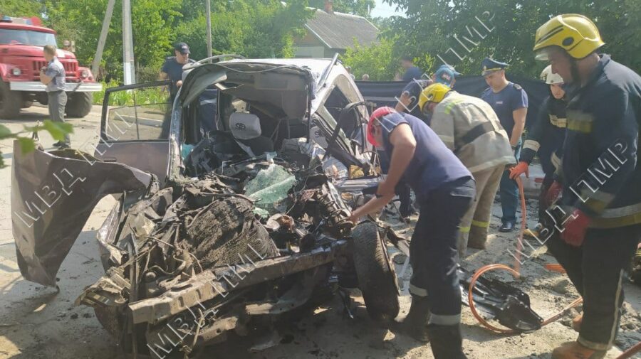 FOTO, VIDEO Accident TERIBIL la Tighina. Șofer unui automobil implicat a decedat pe loc