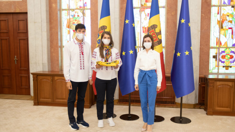 Din mâna Maiei Sandu. Sportivii care vor reprezenta Moldova la Jocurile Olimpice de la Tokyo au primit drapelul de stat