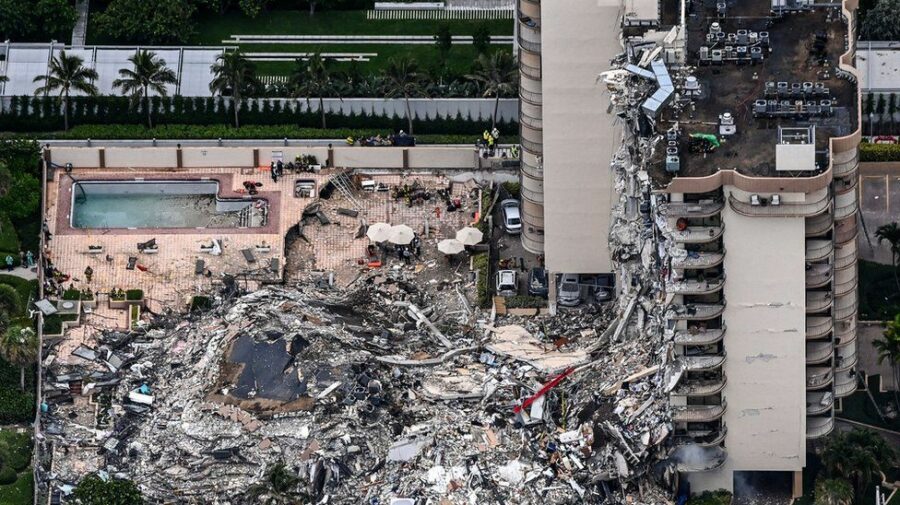 VIDEO Momentul în care o clădire cu 12 etaje cade la pământ