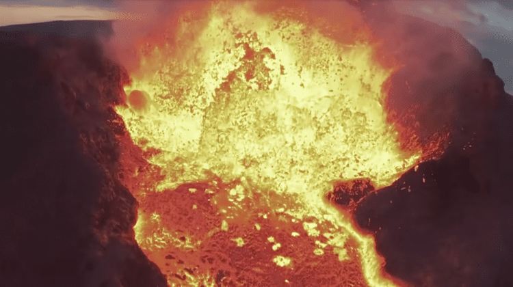 (VIDEO) Un vlogger și-a topit drona în lava unui vulcan pentru a surprinde un moment unic