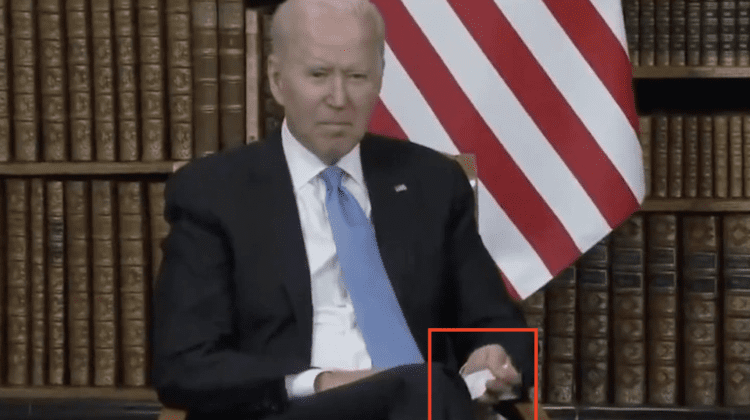 VIDEO Joe Biden prins cu fițuici înainte de întrevederea cu Vladimir Putin. Nu este o primă întâmplare