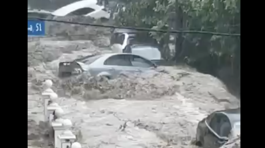 VIDEO Stare de URGENȚĂ în orașul Ialta! Poduri rupte, automobile înghițite de ape și populație evacuată