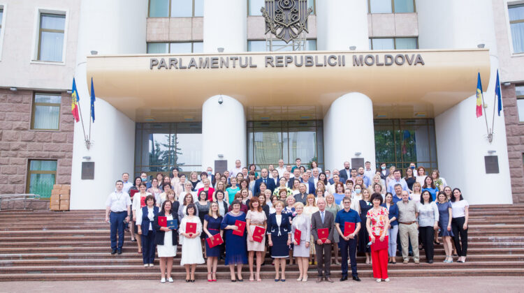 FOTO Cu diplome și aprecieri. 14 angajați ai Secretariatului Parlamentului, decernați de Ziua funcționarului public